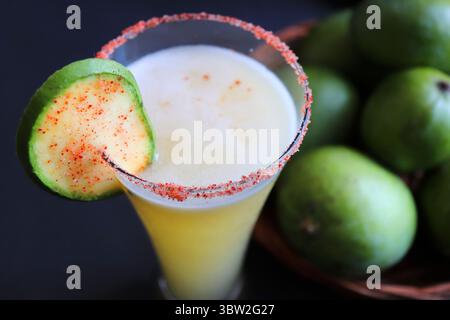 Indischer traditioneller süßer grüner Mangosaft. Auch bekannt als AAM Panna, Ambyache Panha. Erfrischendes Sommergetränk mit rohen Mangos, Jaggery und Salz. Stockfoto
