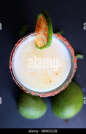 Indischer traditioneller süßer grüner Mangosaft. Auch bekannt als AAM Panna, Ambyache Panha. Erfrischendes Sommergetränk mit rohen Mangos, Jaggery und Salz. Stockfoto
