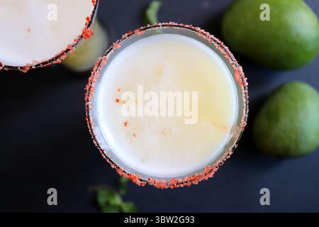 Indischer traditioneller süßer grüner Mangosaft. Auch bekannt als AAM Panna, Ambyache Panha. Erfrischendes Sommergetränk mit rohen Mangos, Jaggery und Salz. Stockfoto