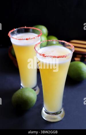 Indischer traditioneller süßer grüner Mangosaft. Auch bekannt als AAM Panna, Ambyache Panha. Erfrischendes Sommergetränk mit rohen Mangos, Jaggery und Salz. Stockfoto