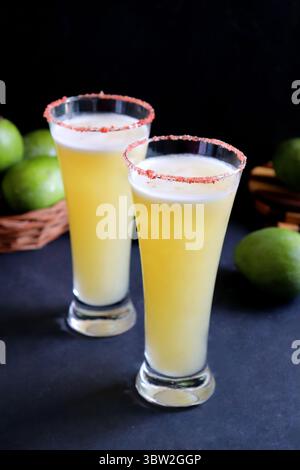 Indischer traditioneller süßer grüner Mangosaft. Auch bekannt als AAM Panna, Ambyache Panha. Erfrischendes Sommergetränk mit rohen Mangos, Jaggery und Salz. Stockfoto
