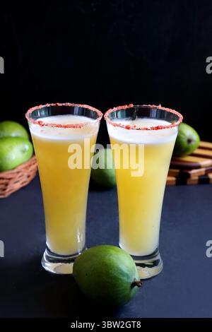 Indischer traditioneller süßer grüner Mangosaft. Auch bekannt als AAM Panna, Ambyache Panha. Erfrischendes Sommergetränk mit rohen Mangos, Jaggery und Salz. Stockfoto