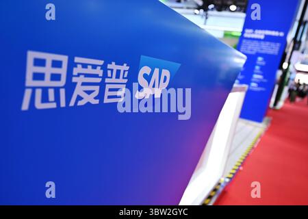 Peking, China. Juli 2025. Das Logo des deutschen Softwareunternehmens SAP mit chinesischer Schrift ist auf dem Rezeptionstisch des Standes der International Supply Chain Fair zu sehen. SAP präsentiert digitale Lösungen für Logistik, Warenströme und globale Lieferketten. Quelle: Johannes Neudecker/dpa/Alamy Live News Stockfoto