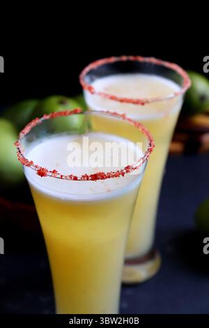 Indischer traditioneller süßer grüner Mangosaft. Auch bekannt als AAM Panna, Ambyache Panha. Erfrischendes Sommergetränk mit rohen Mangos, Jaggery und Salz. Stockfoto