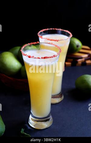 Indischer traditioneller süßer grüner Mangosaft. Auch bekannt als AAM Panna, Ambyache Panha. Erfrischendes Sommergetränk mit rohen Mangos, Jaggery und Salz. Stockfoto