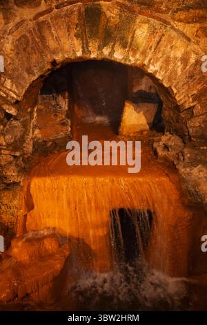 England, Somerset, Bath, The Roman Baths, Spring Water Eintritt in die Bäder Stockfoto