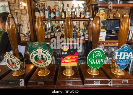 England, Somerset, Bath, Pulteney Arms Pub, Innenansicht des Barbereichs Stockfoto