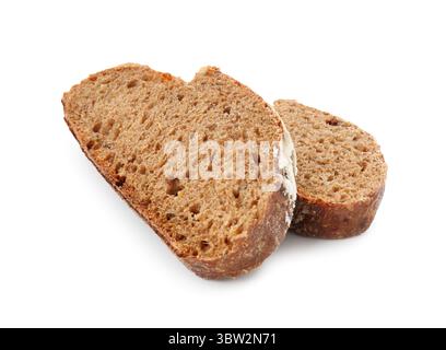 Roggenbrotscheiben isoliert auf weiß Stockfoto