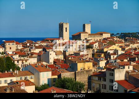 Luftaufnahme der Küstenstadt Antibes, Frankreich mit historischer Architektur Stockfoto