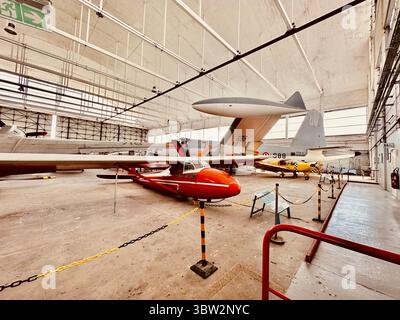 Vintage-Segelflugzeug und historische Flugzeuge – Rochefort Aeronautical Museum Stockfoto