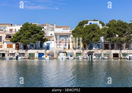 Portocolom Fischerdorf auf Mallorca mit Booten und bunten Häusern Sommerurlaub am Meer in Spanien Stockfoto