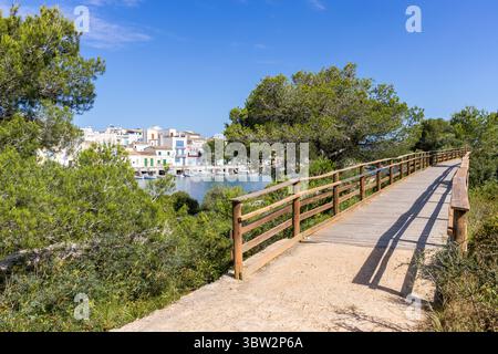 Portocolom Fischerdorf auf Mallorca mit Booten und bunten Häusern Urlaub am Meer Sommer in Spanien Stockfoto