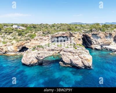Naturbogen es Pontas bei Cala Santanyi auf Mallorca Sommer im Mittelmeer in Spanien Stockfoto