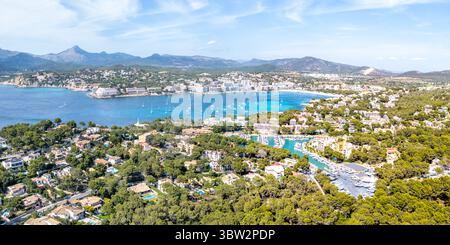 Santa Ponsa auf Mallorca Insel Luftblick von oben Yachthafen mit Booten Urlaub am Meer Strand Panorama Sommer in Spanien Stockfoto