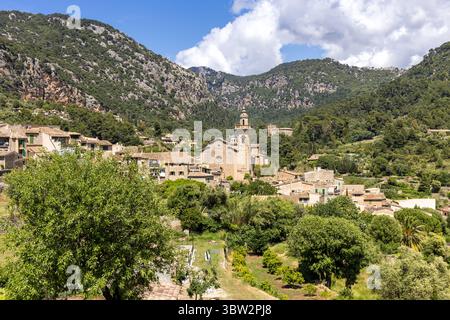 Dorf Valldemossa auf Mallorca mit kirchlichem Sommerurlaub in der Serra de Tramuntana in Spanien Stockfoto