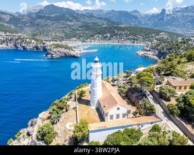 Port de Soller auf Mallorca Insel mit Leuchtturm von oben aus der Vogelperspektive Fotourlaub am Meer in Spanien Stockfoto