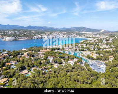 Santa Ponsa auf Mallorca Insel aus der Vogelperspektive von oben Marina mit Booten Urlaub am Meer Strand Sommer in Spanien Stockfoto