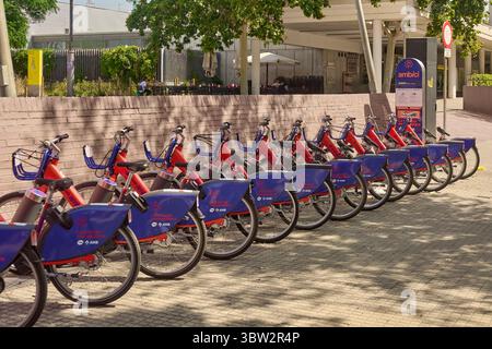 Viladecans. Barcelona - 16. Juli 2025: Urbane Szene mit Ambici Leihfahrrädern, einem wichtigen Bestandteil des nachhaltigen öffentlichen Verkehrsnetzes von Viladecans Stockfoto