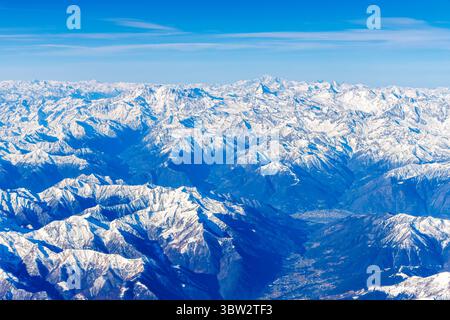 Alpen Panorama Berge Schnee im Winter mit Matterhorn und Mont Blanc Berggipfel bei Domodossola in Italien Stockfoto
