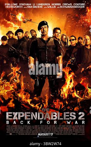 The Expendables 2 (2012) von Simon West mit Sylvester Stallone, Arnold Schwarzenegger, Jason Statham und Jean-Claude Van Damme. Das Team vereint sich für eine neue Mission, um eine tödliche Waffe zu finden, nur um einem rachsüchtigen Waffenhändler eine persönliche Rache zu bereiten. Foto eines Original-Posters aus dem Jahr 2012 (USA), das NUR FÜR REDAKTIONELLE ZWECKE VERWENDET WIRD. Quelle: BFA/Lionsgate Stockfoto