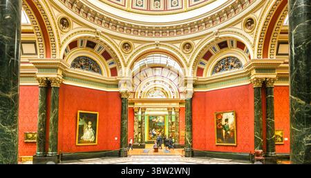 Innenansicht des Museums National Gallery in London mit der zentralen Rotunde, kunstvollen Decken und Kunstwerken. Stockfoto