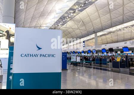 Hongkong, China - 6. April 2024: Check-in-Schalter Cathay Pacific im Terminal des Flughafens Chek Lap Kok in Hongkong, China. Stockfoto