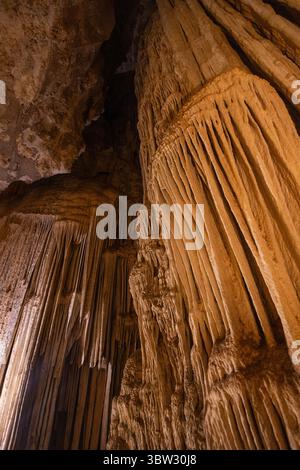 Komplizierte Formationen von Stalaktiten und Stalagmiten bieten einen faszinierenden Blick in eine unterirdische Höhle, die die Schönheit der natürlichen Geologie in W einfängt Stockfoto