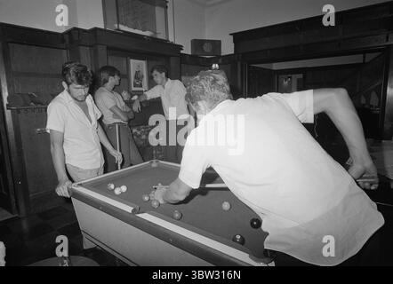 Aktuell 16 - 5 - 1970: Heilnorsk in Australien. Es gibt über 30 norwegische Seemannskirchen, die auf der ganzen Welt verstreut sind. In Sydney, Australien, gibt es einen von ihnen - ein Treffpunkt vor allem für norwegische Seeleute, die nur zwischen ausländischen Häfen fahren. Für sie ist die Kirche die einzige Verbindung zu ihrer Heimat. Billard ist ein beliebtes Spiel. Viele der Jungs sind im Spiel gefahren.Foto: Sverre A. Børretzen / aktuell / NTB ***Foto ist nicht bildverarbeitet*** *Text wird automatisch übersetzt* Stockfoto