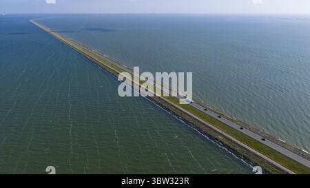 Afsluitdijk, Niederlande, Hochwasserbarriere in den Niederlanden, die das IJsselmeer vom Wattenmeer trennt. Straße, Infrastruktur. Stockfoto
