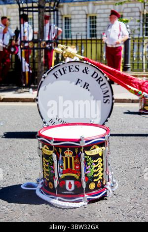 Nahaufnahme von zwei Trommeln aus dem 12. Juli in Belfast. Marching Band Stockfoto