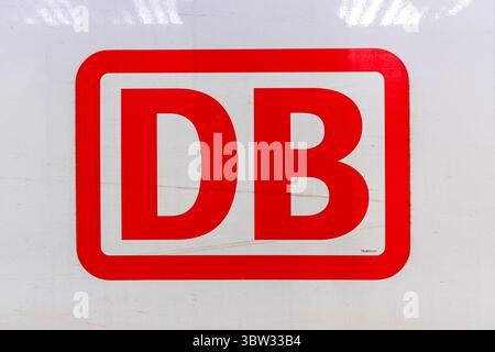 Frankfurt, Deutschland - 11. April 2025: Logo der DB Deutsche Bahn auf einem InterCity Express ICE-Zug am Frankfurter Hauptbahnhof. Stockfoto