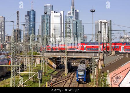 Frankfurt, Deutschland - 11. April 2025: Pendlerzüge am Hauptbahnhof in Frankfurt. Stockfoto