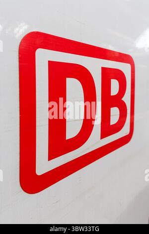Frankfurt, Deutschland - 11. April 2025: Logo der DB Deutsche Bahn auf einem ICE-Zug im Frankfurter Hauptbahnhof Stockfoto