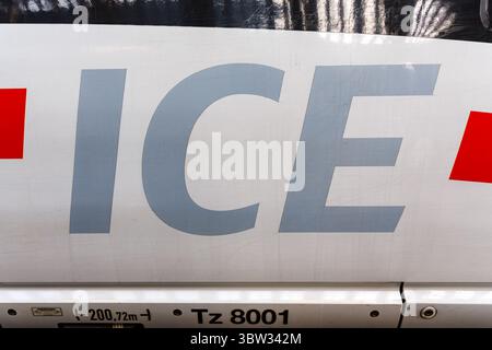 Frankfurt, Deutschland - 11. April 2025: ICE InterCity Express-Logo der DB Deutsche Bahn im Zug am Frankfurter Hauptbahnhof. Stockfoto