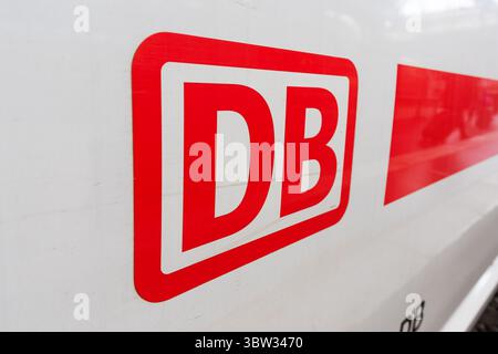 Frankfurt, Deutschland - 11. April 2025: Logo der DB Deutsche Bahn auf einem InterCity Express ICE-Zug am Frankfurter Hauptbahnhof. Stockfoto