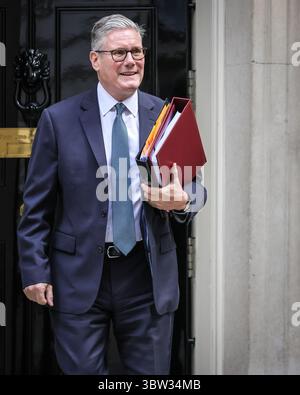 London, Großbritannien. Juli 2025. Sir Keir Starmer, Premierminister des Vereinigten Königreichs, Abgeordneter von Holborn und St. Pancras, verlässt die Downing Street 10 für Fragen des Premierministers (PMQ) im Parlament. Quelle: Imageplotter/Alamy Live News Stockfoto