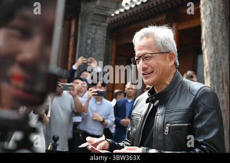 Peking, China. Juli 2025. Jensen Huang, CEO von Nvidia, spricht mit Journalisten. Während einer Reise nach China hielt Huang eine Rede bei der Eröffnung der Supply Chain Messe und traf sich mit chinesischen Politikern. Quelle: Johannes Neudecker/dpa/Alamy Live News Stockfoto