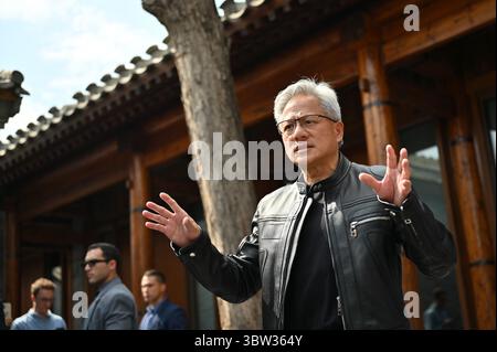 Peking, China. Juli 2025. Jensen Huang, CEO von Nvidia, spricht mit Journalisten. Während einer Reise nach China hielt Huang eine Rede bei der Eröffnung der Supply Chain Messe und traf sich mit chinesischen Politikern. Quelle: Johannes Neudecker/dpa/Alamy Live News Stockfoto
