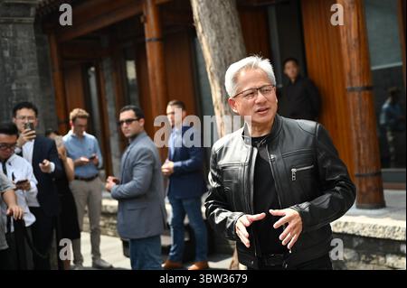 Peking, China. Juli 2025. Jensen Huang, CEO von Nvidia, spricht mit Journalisten. Während einer Reise nach China hielt Huang eine Rede bei der Eröffnung der Supply Chain Messe und traf sich mit chinesischen Politikern. Quelle: Johannes Neudecker/dpa/Alamy Live News Stockfoto