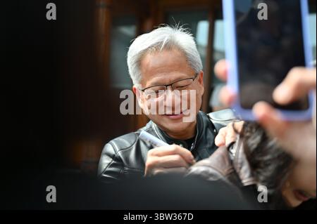 Peking, China. Juli 2025. Jensen Huang, CEO von Nvidia, spricht mit Journalisten. Während einer Reise nach China hielt Huang eine Rede bei der Eröffnung der Supply Chain Messe und traf sich mit chinesischen Politikern. Quelle: Johannes Neudecker/dpa/Alamy Live News Stockfoto