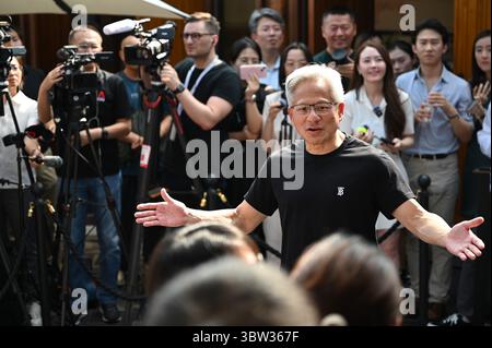 Peking, China. Juli 2025. Jensen Huang, CEO von Nvidia, spricht mit Journalisten. Während einer Reise nach China hielt Huang eine Rede bei der Eröffnung der Supply Chain Messe und traf sich mit chinesischen Politikern. Quelle: Johannes Neudecker/dpa/Alamy Live News Stockfoto