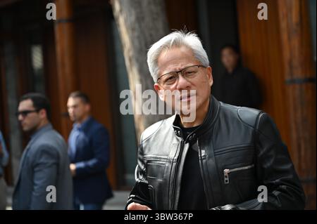 Peking, China. Juli 2025. Jensen Huang, CEO von Nvidia, spricht mit Journalisten. Während einer Reise nach China hielt Huang eine Rede bei der Eröffnung der Supply Chain Messe und traf sich mit chinesischen Politikern. Quelle: Johannes Neudecker/dpa/Alamy Live News Stockfoto