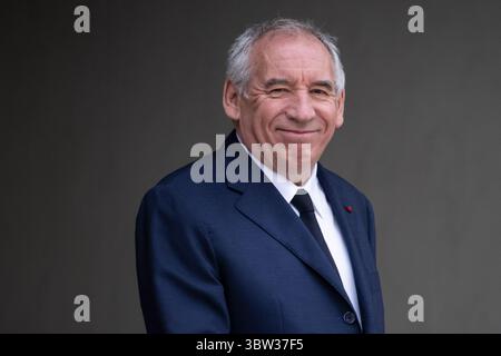Paris, Frankreich. Juli 2025. Frankreichs Premierminister Francois Bayrou verlässt nach der wöchentlichen Kabinettssitzung im Elysee-Palast in Paris am 16. Juli 2025. Foto: Eliot Blondet/ABACAPRESS.COM Credit: Abaca Press/Alamy Live News Stockfoto