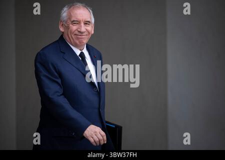Paris, Frankreich. Juli 2025. Frankreichs Premierminister Francois Bayrou verlässt nach der wöchentlichen Kabinettssitzung im Elysee-Palast in Paris am 16. Juli 2025. Foto: Eliot Blondet/ABACAPRESS.COM Credit: Abaca Press/Alamy Live News Stockfoto