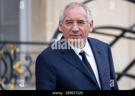 Paris, Frankreich. Juli 2025. Frankreichs Premierminister Francois Bayrou verlässt nach der wöchentlichen Kabinettssitzung im Elysee-Palast in Paris am 16. Juli 2025. Foto: Eliot Blondet/ABACAPRESS.COM Credit: Abaca Press/Alamy Live News Stockfoto