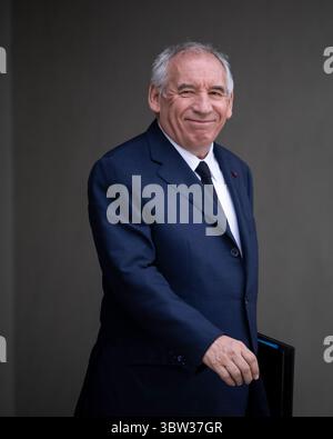 Paris, Frankreich. Juli 2025. Frankreichs Premierminister Francois Bayrou verlässt nach der wöchentlichen Kabinettssitzung im Elysee-Palast in Paris am 16. Juli 2025. Foto: Eliot Blondet/ABACAPRESS.COM Credit: Abaca Press/Alamy Live News Stockfoto