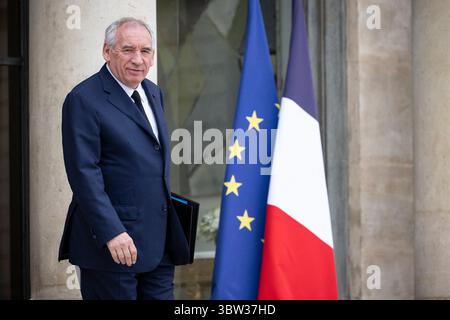 Paris, Frankreich. Juli 2025. Frankreichs Premierminister Francois Bayrou verlässt nach der wöchentlichen Kabinettssitzung im Elysee-Palast in Paris am 16. Juli 2025. Foto: Eliot Blondet/ABACAPRESS.COM Credit: Abaca Press/Alamy Live News Stockfoto