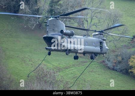 RAF Chinook führt schnelles Seiltraining durch. Eine Staumauer in Devon Stockfoto