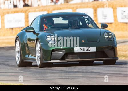 Der Porsche 911 GT3 Tourensportwagen fährt beim Motorsport-Event Goodwood Festival of Speed 2025 auf der Bergstrecke Stockfoto