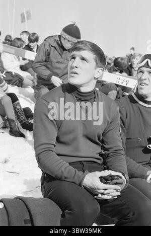 Aktuell 12 - 1 - 1970: Ausländertag. Holmenkollens spezielles Skisprungrennen war das große Finale der diesjährigen internationalen Skisaison. Der beste Norweger, Bjørn Wirkola, kam auf Rang sieben. Dann belegten wir den 10., 12. Und 14. Platz. Es war nicht gut genug. Wirkola nimmt sich einen Moment Zeit, um in diesem artikel nach Kollen nachzudenken. Er ist der Meinung, dass aktive und Leiter ein wenig Diskussion in der Kammer führen sollten.Foto: Ivar Aaserud / aktuell / NTB ***Foto ist nicht bildverarbeitet*** *Text wird automatisch übersetzt* Stockfoto